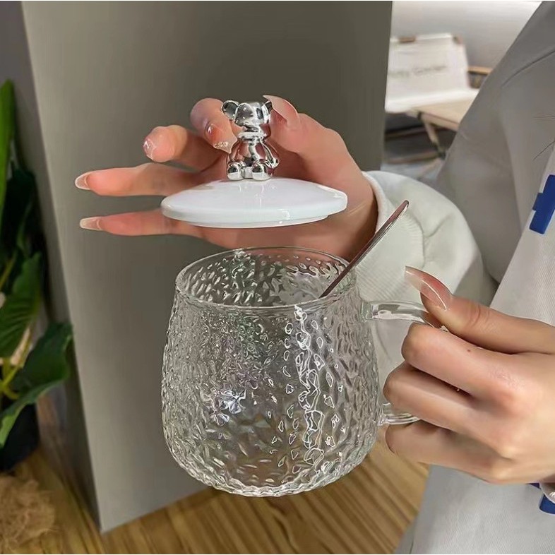Cốc thuỷ tinh trong suốt kèm nắp nhựa gấu sang trọng long lanh có quai cầm chắc chắn