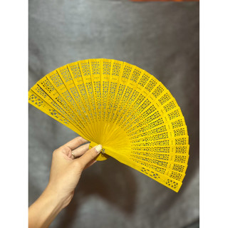 quạt gỗ mộc trang trí