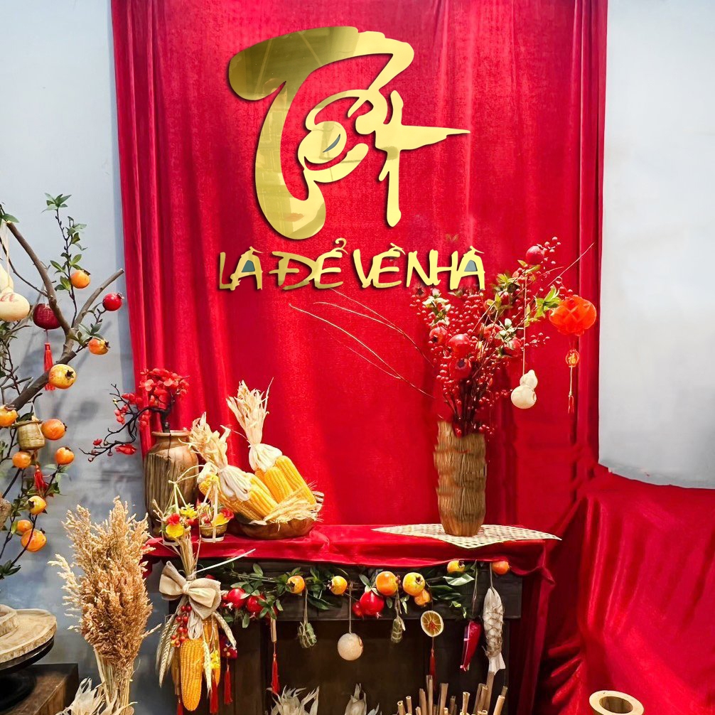 Chữ Tết Là Để Về Nhà cỡ lớn bằng alu vàng gương, alu đỏ, alu vàng nhũ trang trí Tết Bính Ngọ 2026 ca