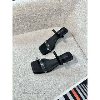 Guốc xỏ ngón có đính chữ A quai ngang đế 5f