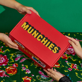 [QUÀ TẾT 2024] Hộp quà Munchies 8 loại bánh kẹo ngoại nhập Hàn, Nhật, Hongkong, Thái,.. hộp màu đỏ