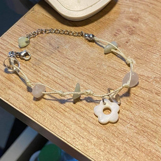 Vòng tay phối đá pastel nhẹ nhàng charm hoa trắng