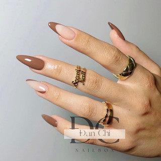 Nailbox móng úp thiết kế sẵn mẫu nâu vẽ french đơn giản