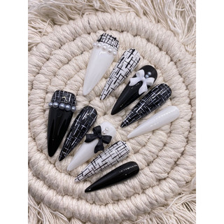 nailbox thiết kế trắng đen kẻ dạ