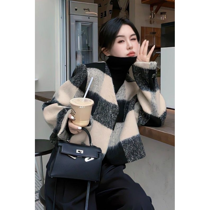 Áo khoác dạ lông ô đen be cổ V dáng ngắn