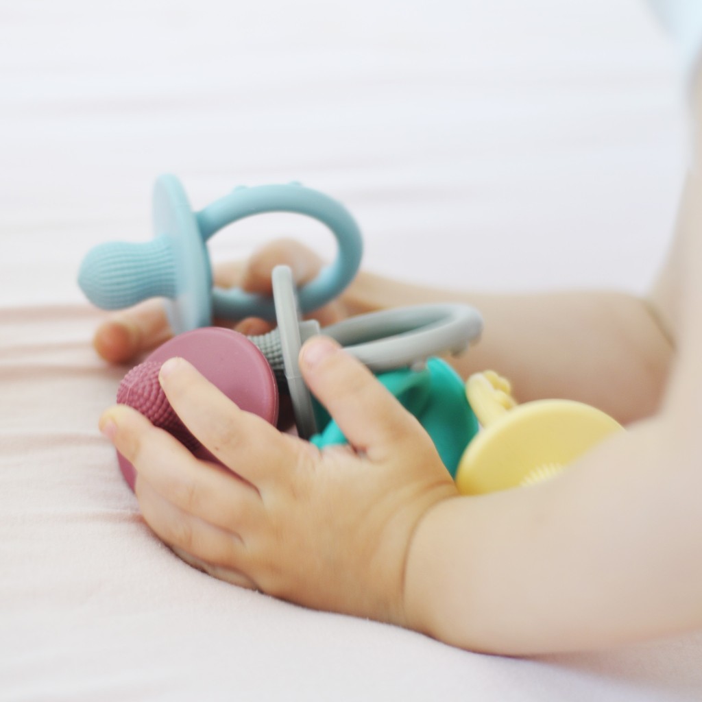 MinikOiOi Gặm nướu tay cầm bằng silicone cao cấp giúp giảm đau và ngứa nướu cho bé