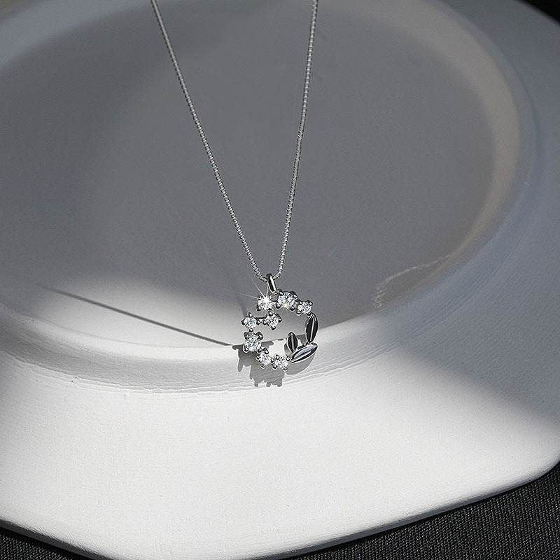 Dây chuyền bạc nữ hoa lá kết vòng đính đá lấp lánh Phuc Minh Jewelry.