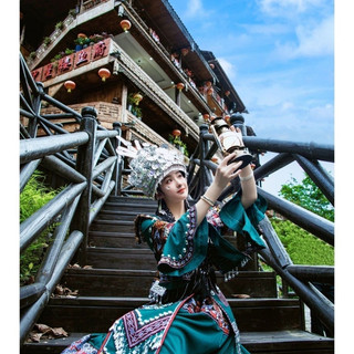 Trang phục Miêu cương xanh có áo ngoài