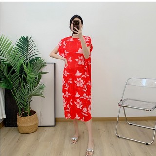 Đầm thun dập ly lò xo tay ngắn, thiết kế trên nền hoa Lily xinh đẹp, freesize với độ co giãn nhiều - 55kg.Linh
