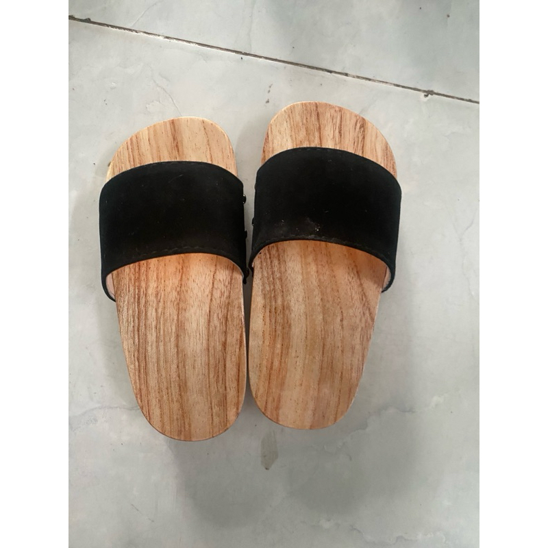 guốc gỗ em bé