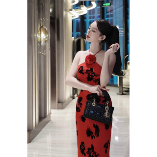 Đầm body yếm hoa ngực