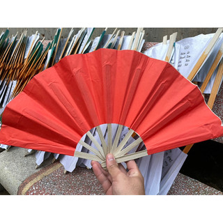 Quạt giấy màu đỏ