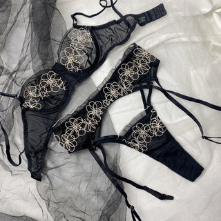 SUZZY SET | bộ đồ lót ren kèm kẹp tất xuyên thấu sexy