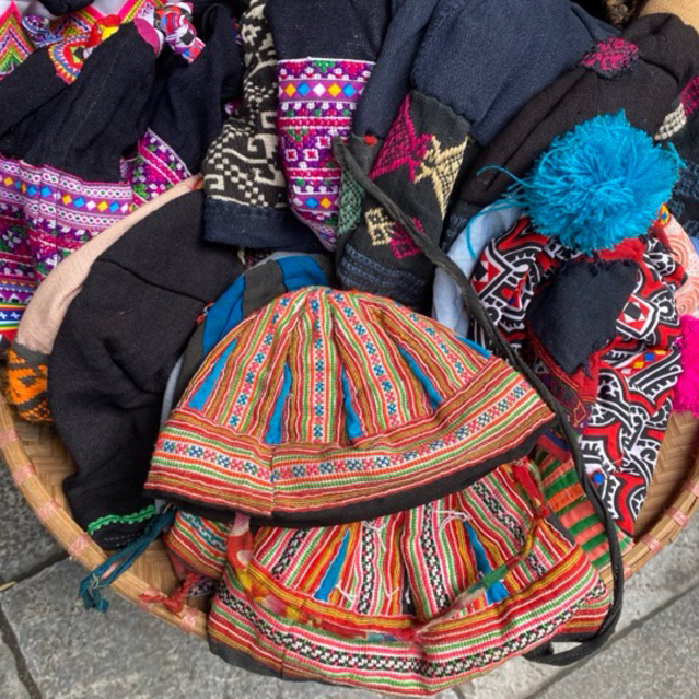 Mũ thổ cẩm thêu tay dân tộc Hmong