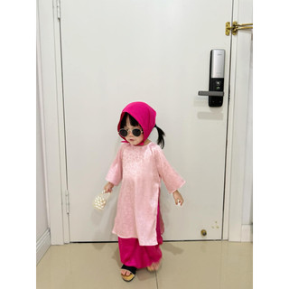 Set áo dài hồng kèm khăn mỏ quạ
