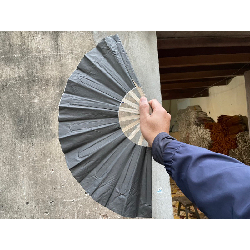 Quạt giấy màu đen ( có sỉ sll và cực lớn )