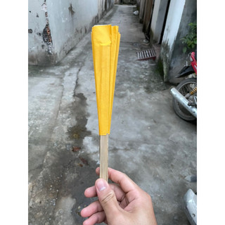 Quạt giấy màu vàng ( sỉ sll và cực lớn ib )