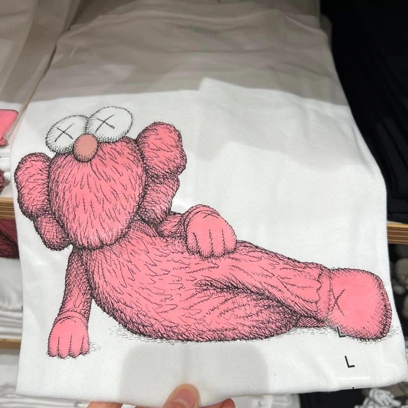 Áo thun họa tiết KAWS UT UNI.QLO