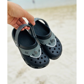  Dép sục Cross trẻ em họa tiết cá mập 3D màu đen xuất dư cho bé trai À ơi baby 