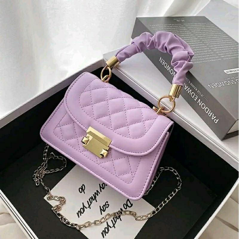Chiếc túi xách tone màu tím pastel nhỏ xinh