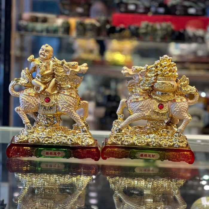 Kỳ lân cõng đồng tử trên túi vàng đế lưu ly - Kỳ lân tống tử/ Kỳ lân tống tài, Tượng bột đá phong th