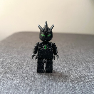 Minifigure Alien X ( Ben 10 ultimate alien toys )