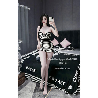 Váy body kẻ trễ vai xoắn ngực hách dáng