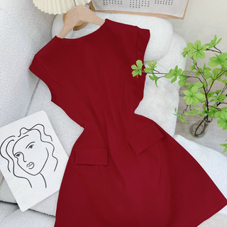 Đầm cổ tròn tiểu thư phối túi nắp