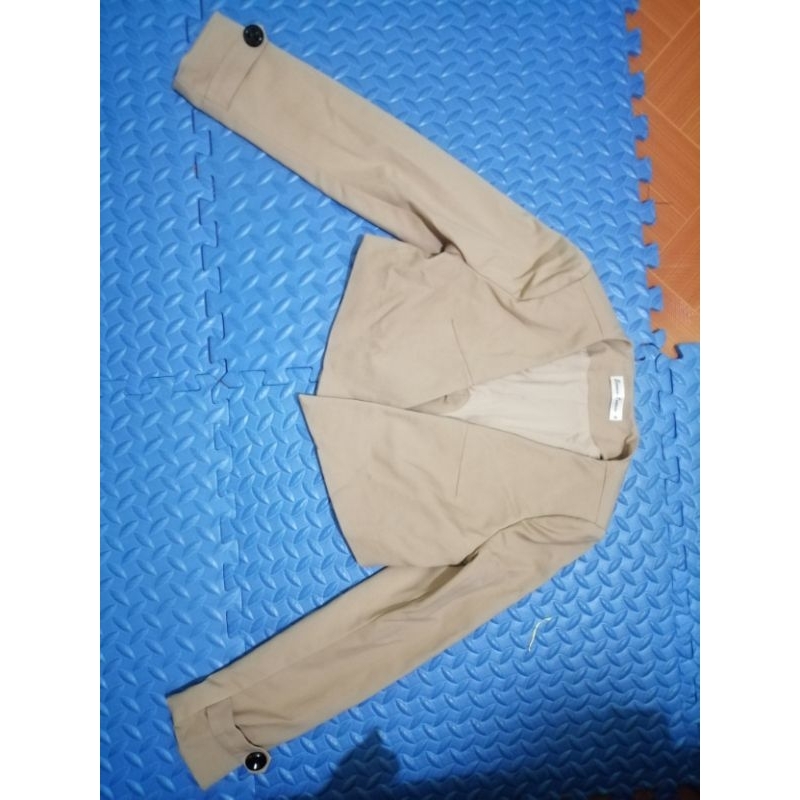 Áo blazer croptop chất đẹp, mà e thấy hơi trẻ, tặng ạ