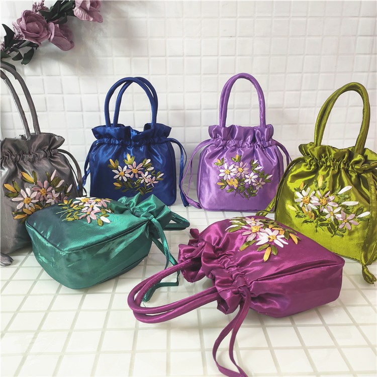 Túi xách nhỏ có dây rút chất lụa phi bóng đính hoa ruy băng xinh xắn, kích thước 19cm - 55Kg.Linh