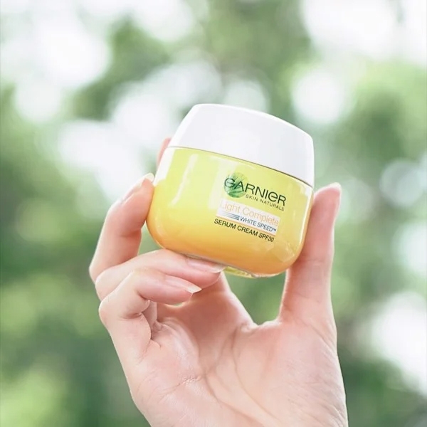 Kem Dưỡng Garnier Vitamin C SPF30 Dưỡng Sáng Mờ Thâm BAN NGÀY Light Complete Whitening Serum Cream  - 50ml