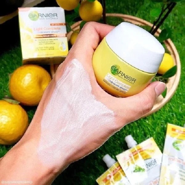 Kem Dưỡng Garnier Vitamin C SPF30 Dưỡng Sáng Mờ Thâm BAN NGÀY Light Complete Whitening Serum Cream  - 50ml