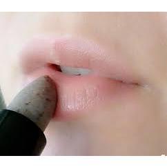 TẨY DA CHẾT MÔI ELF