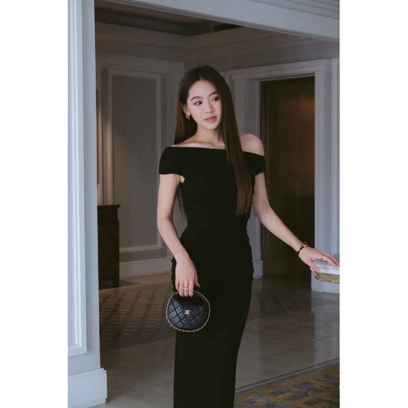 Đầm ôm body trễ vai
