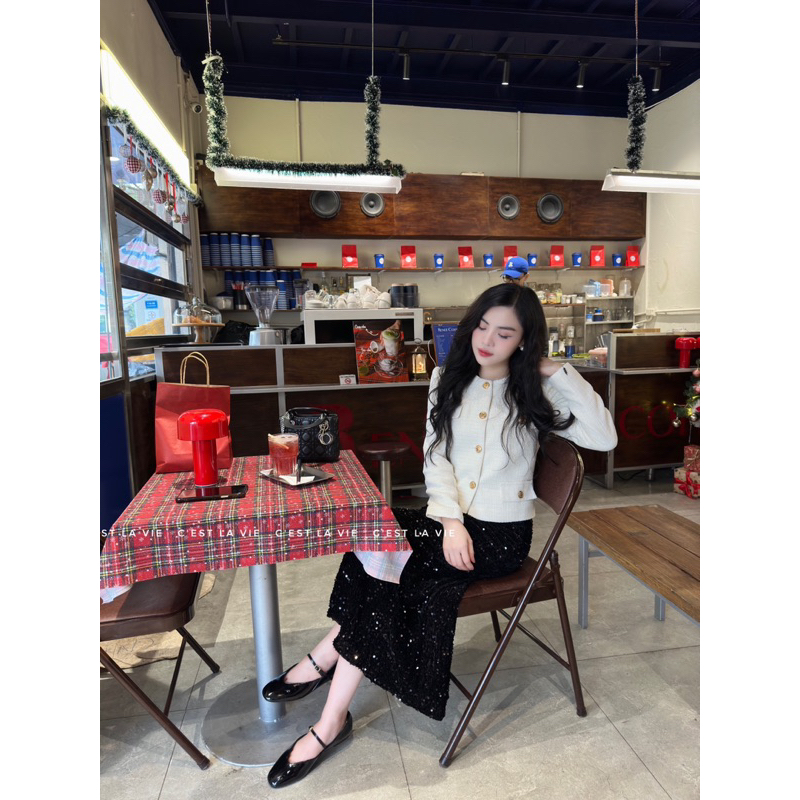 Áo dạ trắng cúc vàng C'est lavie