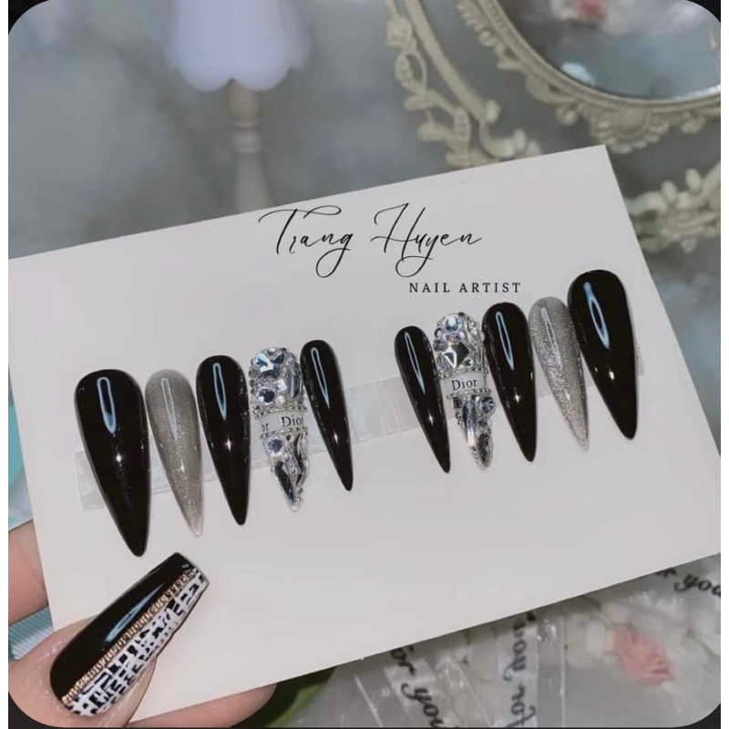 Mẫu móng đen đính đá thương hiệu Dior Nail Box