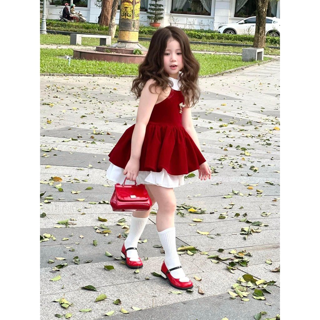 Váy bé gái - Váy nhung đỏ tiểu thư cổ yếm đính hoa dễ thương cho bé từ 8-26kg