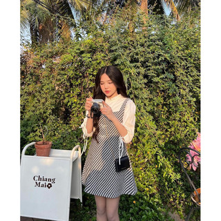 Váy liền yếm tweed sọc phối sơ mi kèm tag đá vlytsp