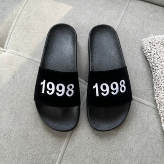 Dép nam nữ quai nỉ theo năm sinh 1998 thêu hot trend