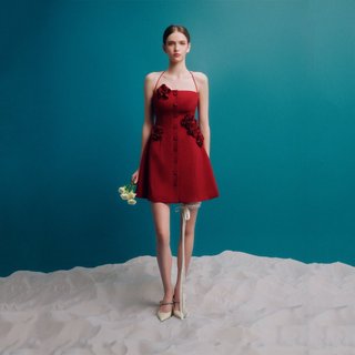 MAVEN - Váy đỏ cúp ngực cột dây cổ đính kết hoa Bobby Red Dress