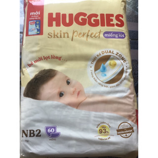 HCM - Mẫu Mới - Dùng Kèm Tả Vải Tam Giác - 1 Gói Miếng Lót Sơ Sinh Huggies NB2 60 Miếng Skin Perfect Cho Bé Từ 4-7kg