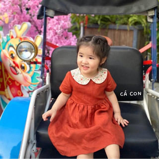 Váy linen tưng phối cổ hoa màu đỏ bé gái