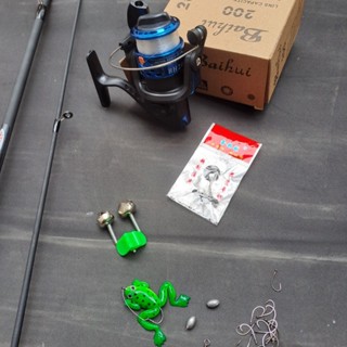 Bộ cần câu lure máy đứng cần câu Sói Đen 2 khúc kèm + máy câu 200 cuốn sẵn cước