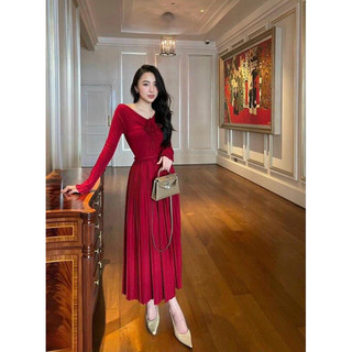 Đầm bẹt vai dáng dài đính hoa ngực