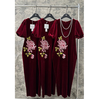 Váy nhung thêu hoa cổ tròn tay bồng