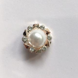 Nút ngọc có đính đá xung quanh đường kính nút 2.4cm sử dụng đơm kết áo vesr