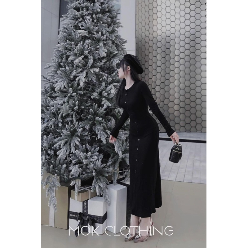 Váy body len tăm khuy đỏ