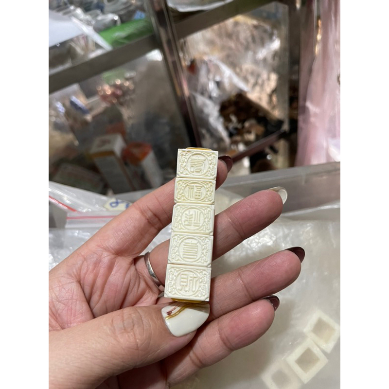 tai cóng khuyên đục tay