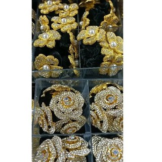 Cột tóc bằng vải nhung đính đá trắng hình hoa hồng