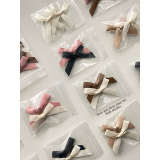 Nơ ruy băng chất liệu satin có kim gài lên quần áo @nobstudio